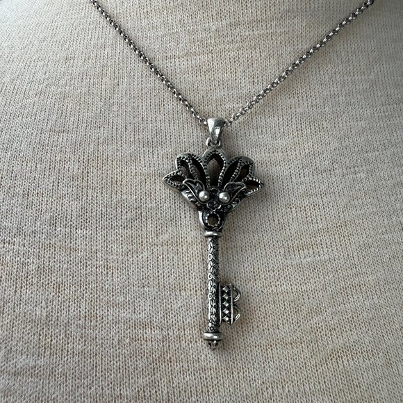 Silver Tone Key Pendant Necklace XC Brand 16-18" - Picture 1 of 6